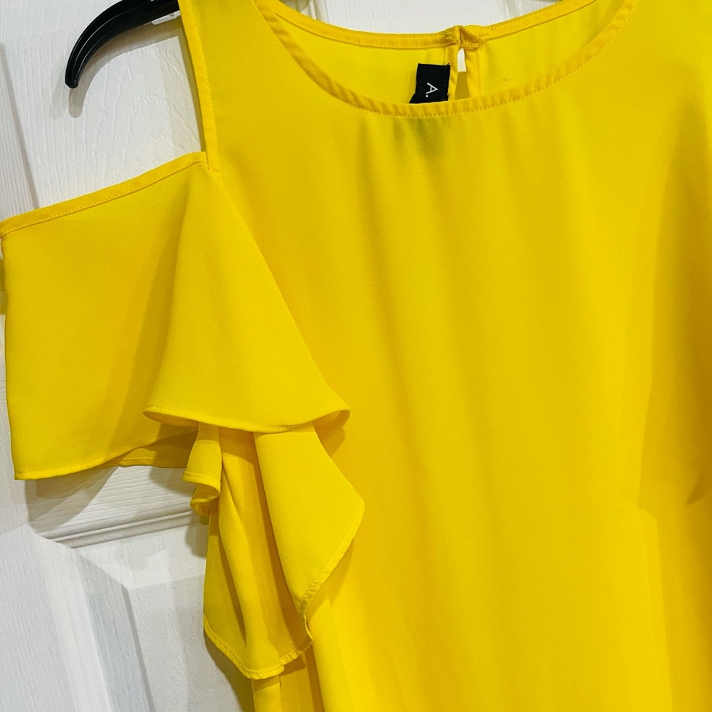 FREE w purch, NWOT, cold shoulder, yellow flutter summer blouse - Picture 5 of 13